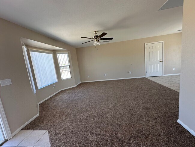 Foto del edificio - Remodeled 3 bed/2 bath home close to shopping