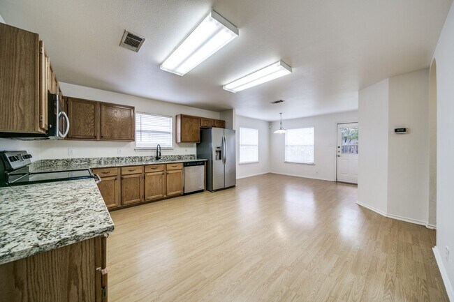 Foto del edificio - 3 Bedroom/2 Bathroom Home in the Forest Cr...
