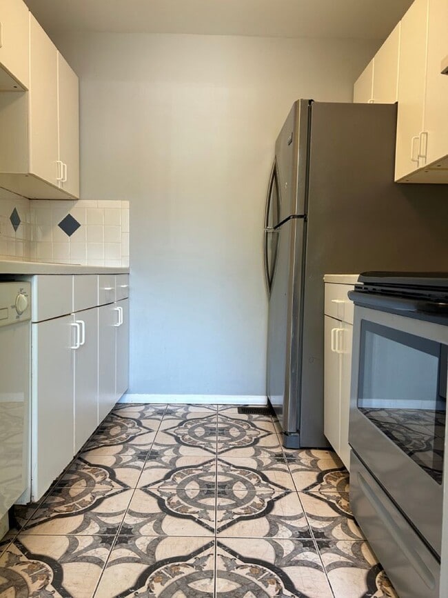 Building Photo - 2 Bedroom Condo---Ready for Move in!