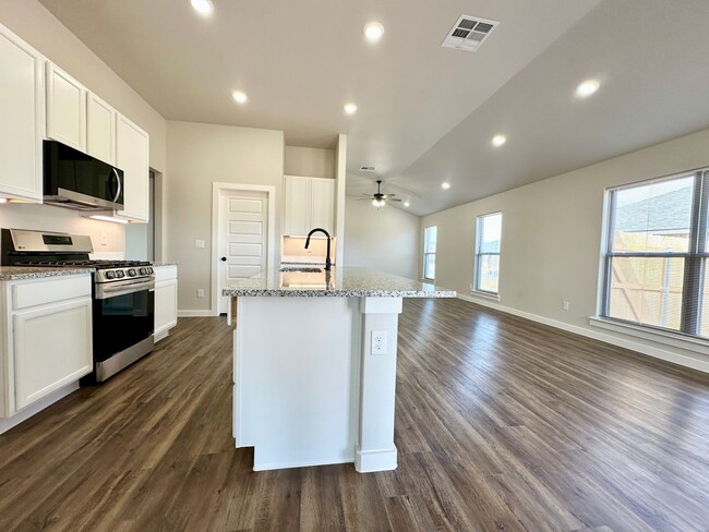 Foto del edificio - Brand New 4 bed 2 bath Move In Ready!