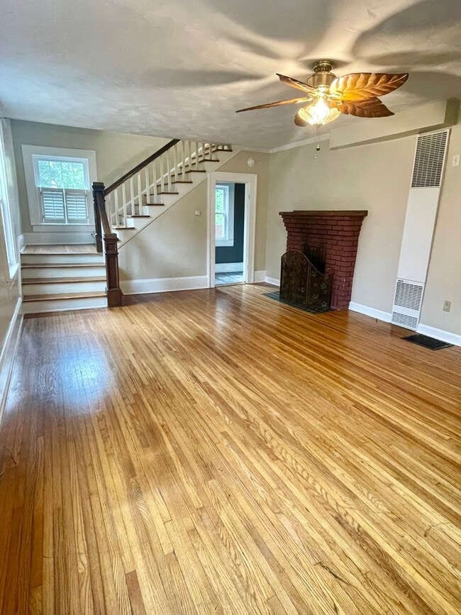Building Photo - Beautiful Historic Kenilworth 3 bed, 1.5 b...