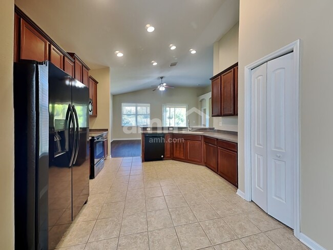 Foto del edificio - 7131 Forest Mere Dr