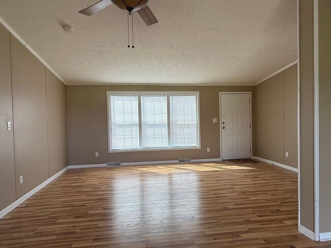 Foto del edificio - 445 Harmony Rd