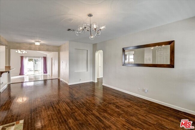 Foto del edificio - 6200 Jamieson Ave