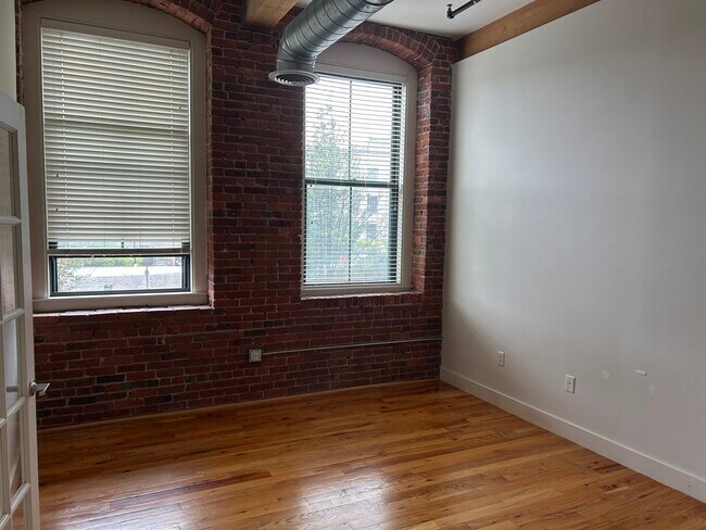 Building Photo - 589 Essex St