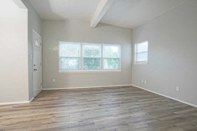 Building Photo - Well-Maintained 3BR/2BA Home with Fenced Y...