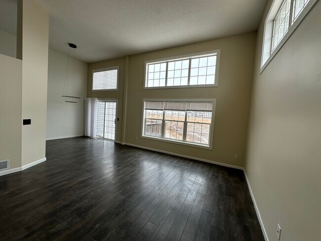 Sala de estar con zona de comedor - 813 Alysheba Rd