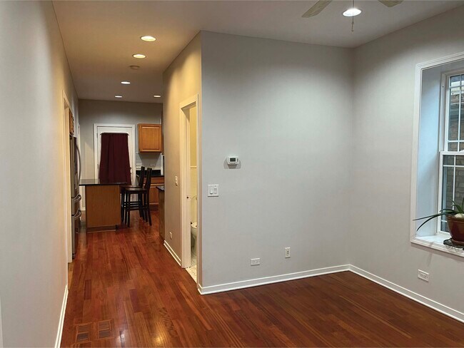 Sala de estar frente a la cocina - 2216 W Belmont Ave