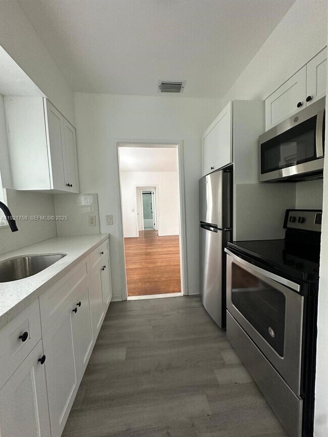 Foto del edificio - 1567 S Le Jeune Rd