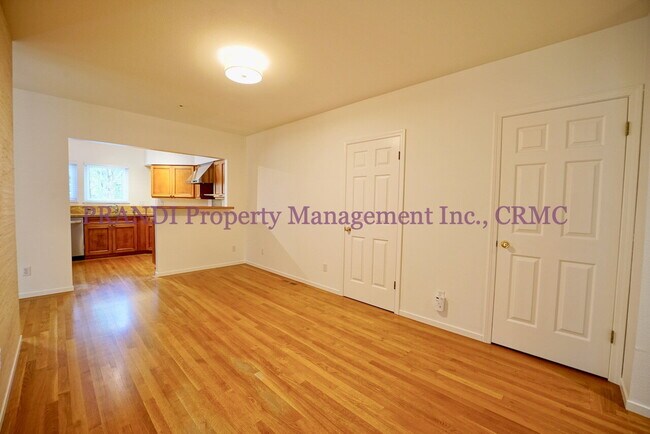 Foto del edificio - Modern Ground Floor Condo with 2 Car Garage!