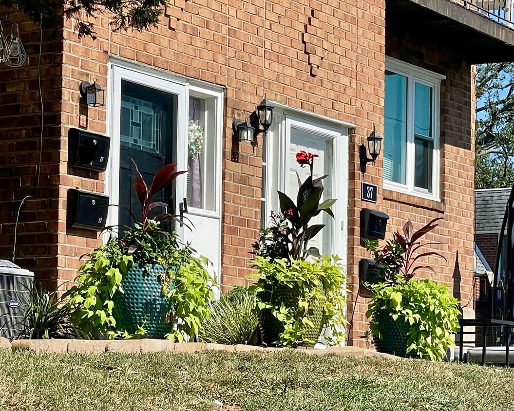 Primary Photo - 35 S Oak Ave