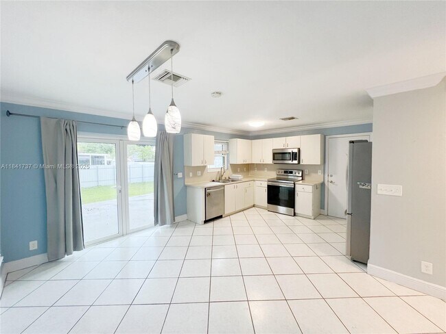 Building Photo - 5565 SW 43rd St