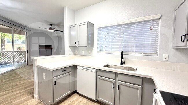 Foto del edificio - 1633 E Lakeside Dr