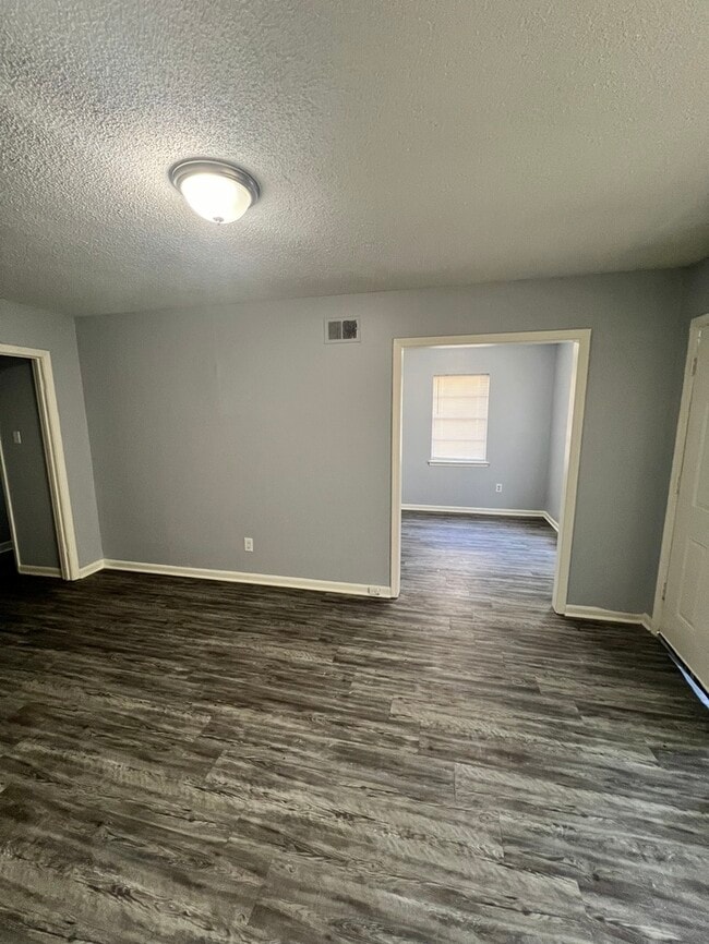 Building Photo - 2901 Elbert Dr