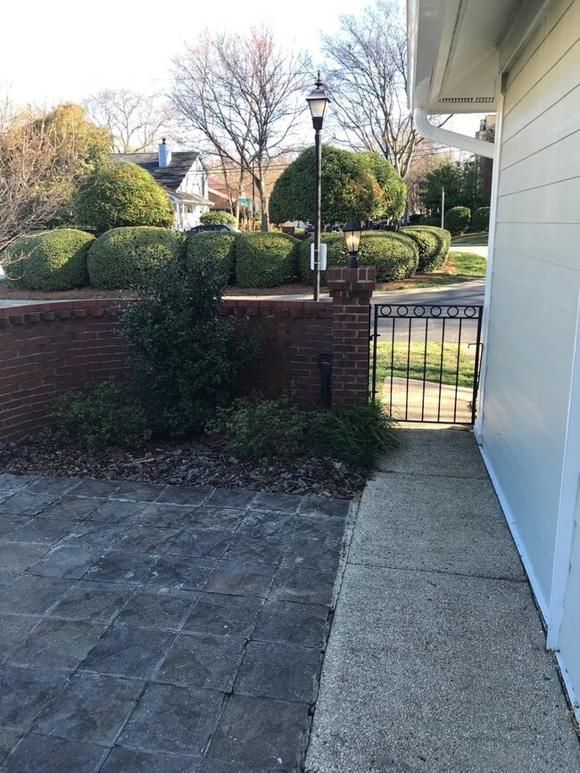 Foto del edificio - 3 bedroom townhome across from Panthers St...