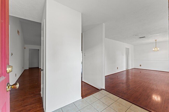 Building Photo - 1502 Ashmore Dr