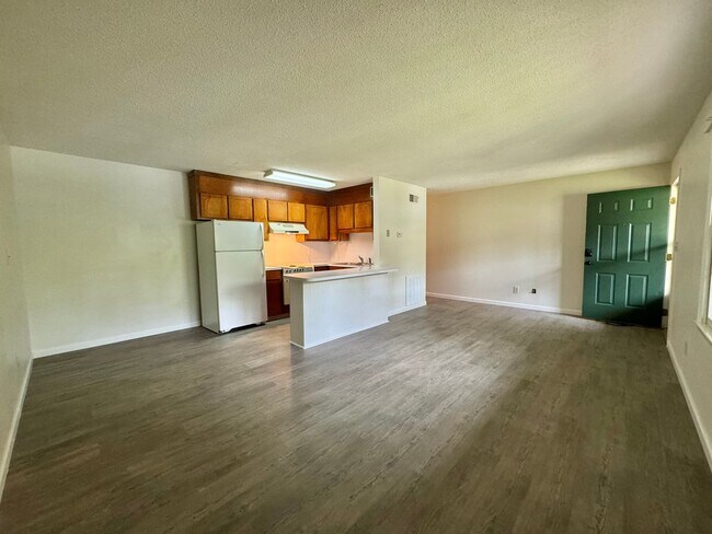Foto del edificio - Freshly Painted 1 bed 1 bath with new floors located in a pretty wooded setting
