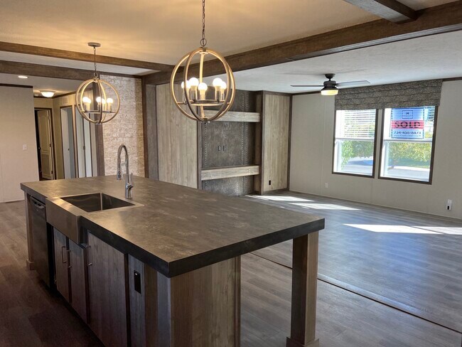 Foto del edificio - 39500 Warren Rd