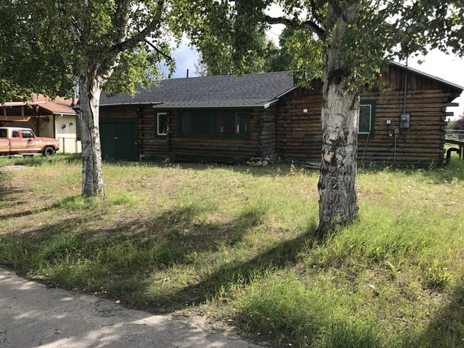 Building Photo - Log Home for Rent in North Pole!