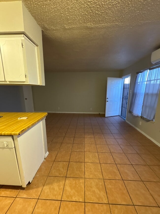 Building Photo - 928 San Pedro Dr SE