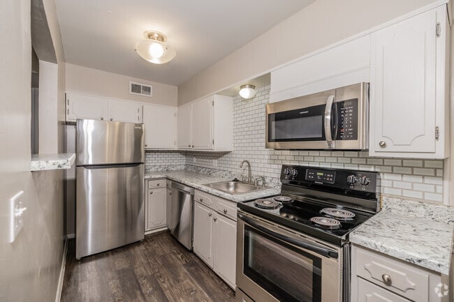 1BR, 1BR - 649SF - w-Washer and Dryer - Kitchen - Brookwood Apartments