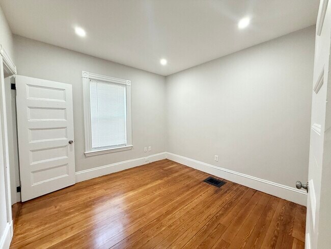 Building Photo - 71 Saxton St
