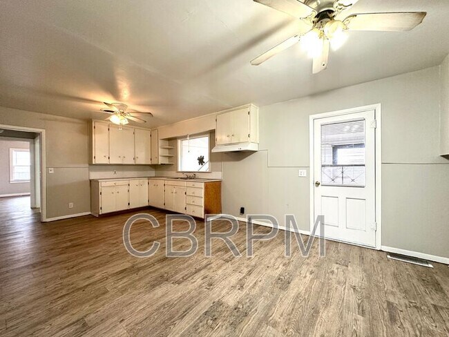 Building Photo - 1040 W Dickens St