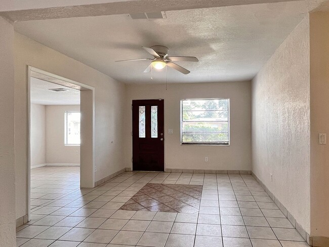 Foto del edificio - Three-Bedroom Home with Spacious Family Bo...