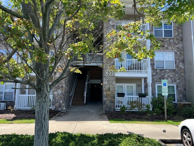 Building Photo - 632 Condo Club Dr