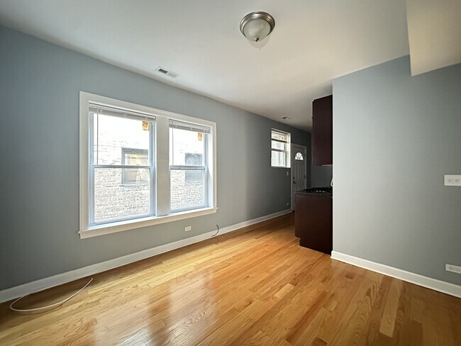 Foto del edificio - 1640 W Pratt Blvd
