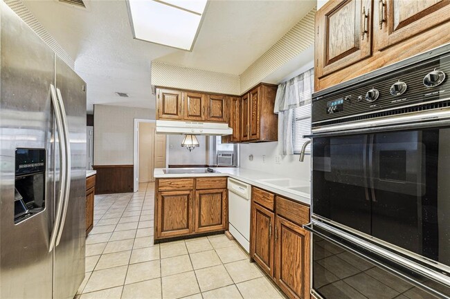 Building Photo - 7523 Antoine Dr