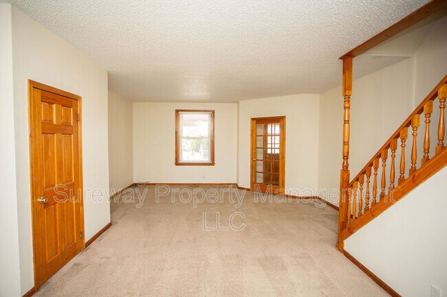 Building Photo - 511 Kossuth St