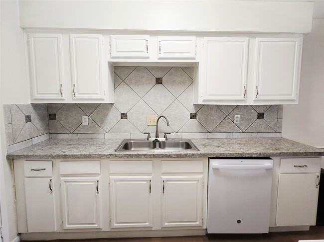 Building Photo - 7700 Creekbend Dr