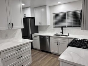 Building Photo - 1404 Highridge Dr
