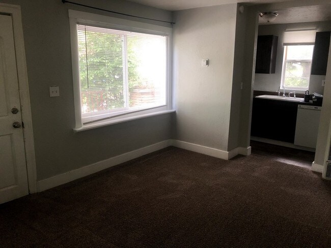 Building Photo - 1 bed 1 bath near Trolly Square!!