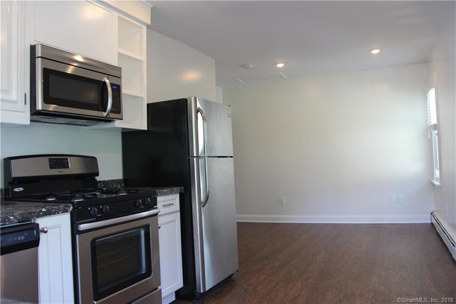 Building Photo - 122 River Rd Ext