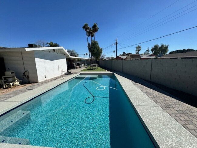 Foto del edificio - 6-Bedroom Tempe Home with Private Pool, Garage & Prime ASU Location