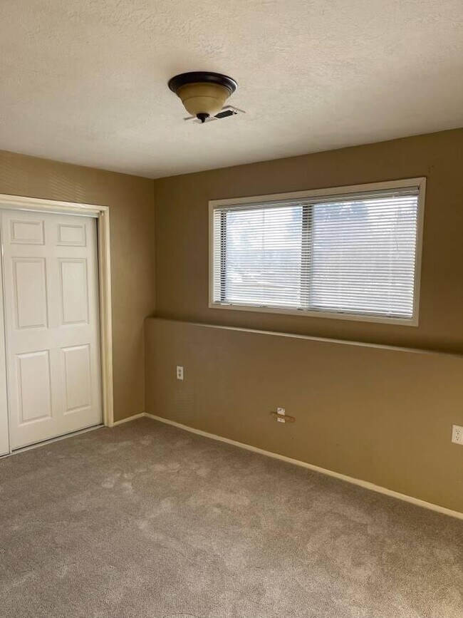 Building Photo - 210 SW Royal Ct