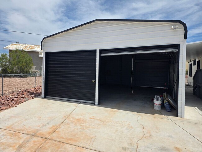 Foto del edificio - Beautifully Remodeled 2bed/2bath Manufactured Home with HUGE METAL GARAGE!