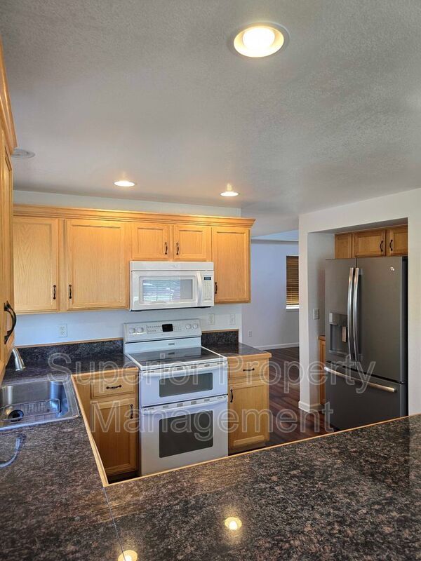 Building Photo - 521 Kim Dr