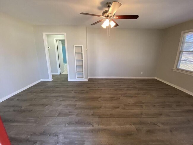 Building Photo - 425 Sulphur Springs