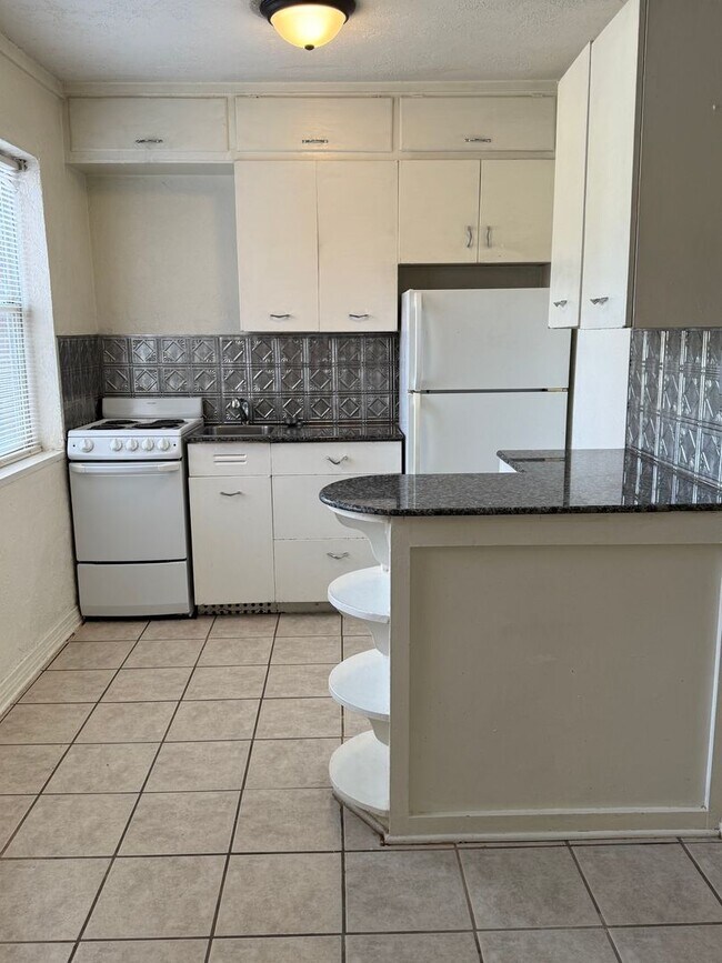 Building Photo - Updated 1-Bedroom in the Heart of the Plaza District