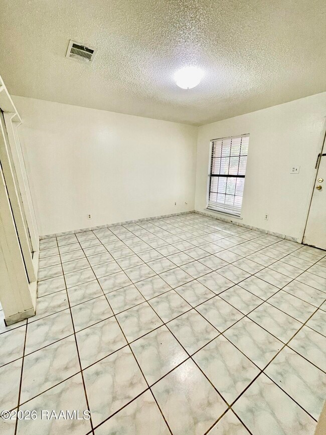 Building Photo - 203 Crystal Ln