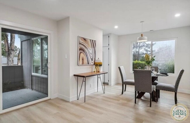 Building Photo - Fully Updated 2 BR | 1 BA Condo in Vallejo