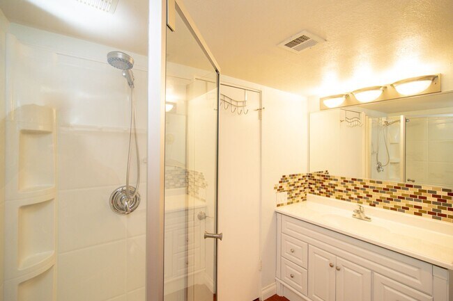 Building Photo - Beautiful 2 Bed/2 Bath With Community Pool...