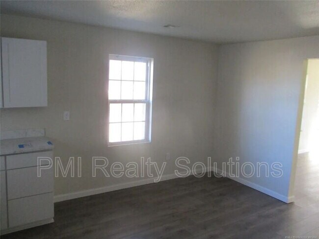 Foto del edificio - 913 N Creek Ave