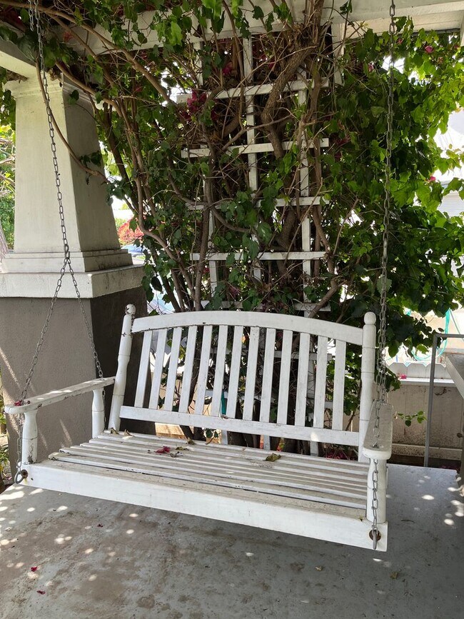 Building Photo - House: 2 Bedroom with Den , 2 Bath and pri...