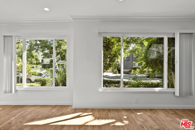 Foto del edificio - 1233 N Harper Ave