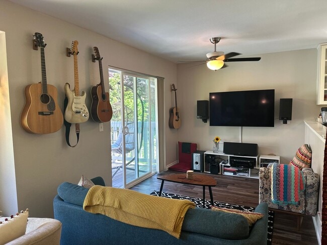 Building Photo - Quiet Kirkland Condo near Downtown Availab...