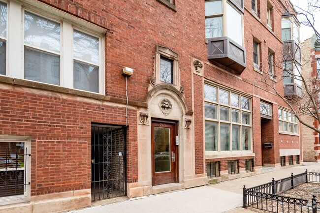 Entrance - 725-745 W Buckingham Pl